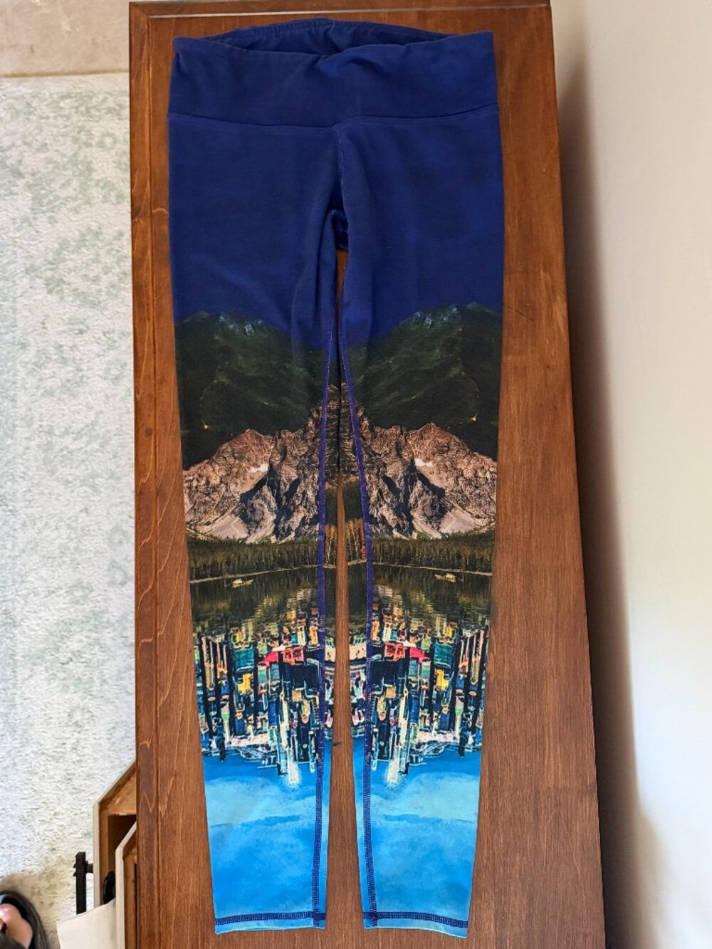 ALO Yoga Capri Leggings Size Medium Blue Mid High Rise Watercolor Full Length